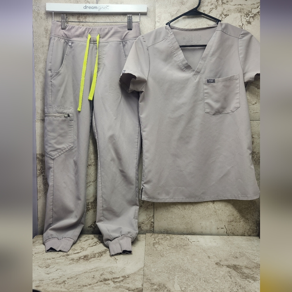 FIGS women's scrub set, Catarina V-neck top and Zamora jogger pants Xxs Xxspt